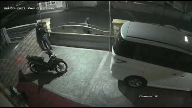 Aksi Pencuri Sepeda Motor Terekam CCTV