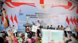 Presiden Jokowi Serahkan Sertifikat Tanah untuk Rakyat